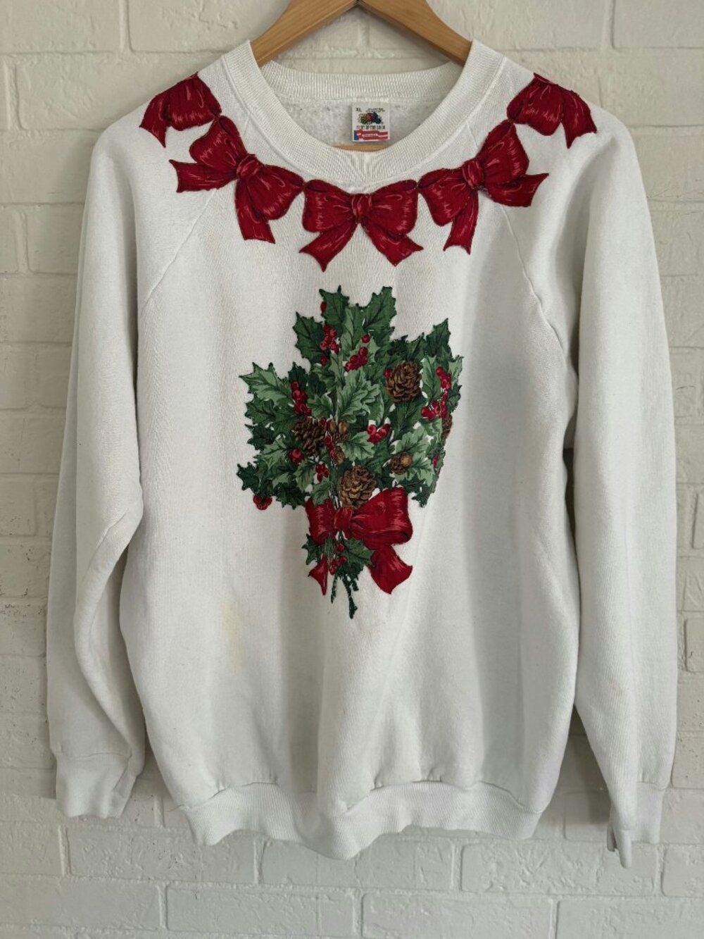 Vintage Christmas Sweatshirt XL White Red Bows Holly Pinecones (0ACHW)